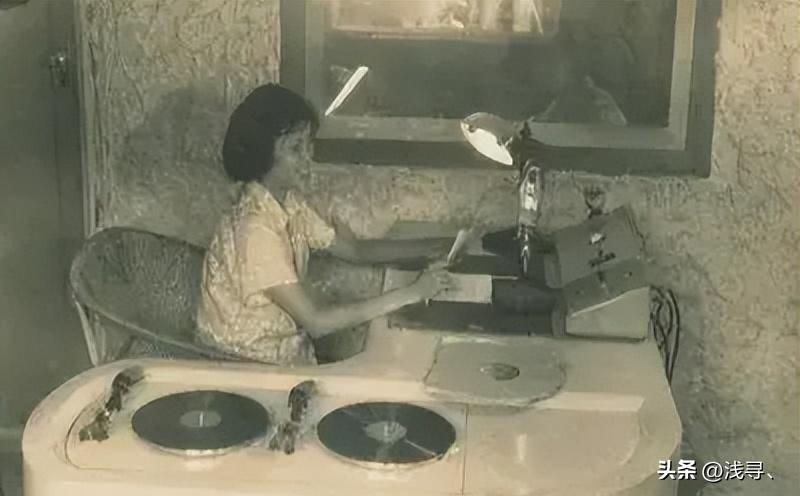 罕见老照片：被迫脱光衣服的女人站在男人堆里，女子门口笑脸迎客