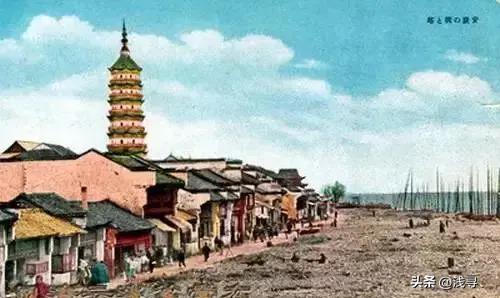 罕见老照片：被迫脱光衣服的女人站在男人堆里，女子门口笑脸迎客