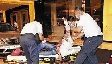 新义安“尖东霸王”李泰龙：被砍数十刀暴毙街头，家人承诺不报仇