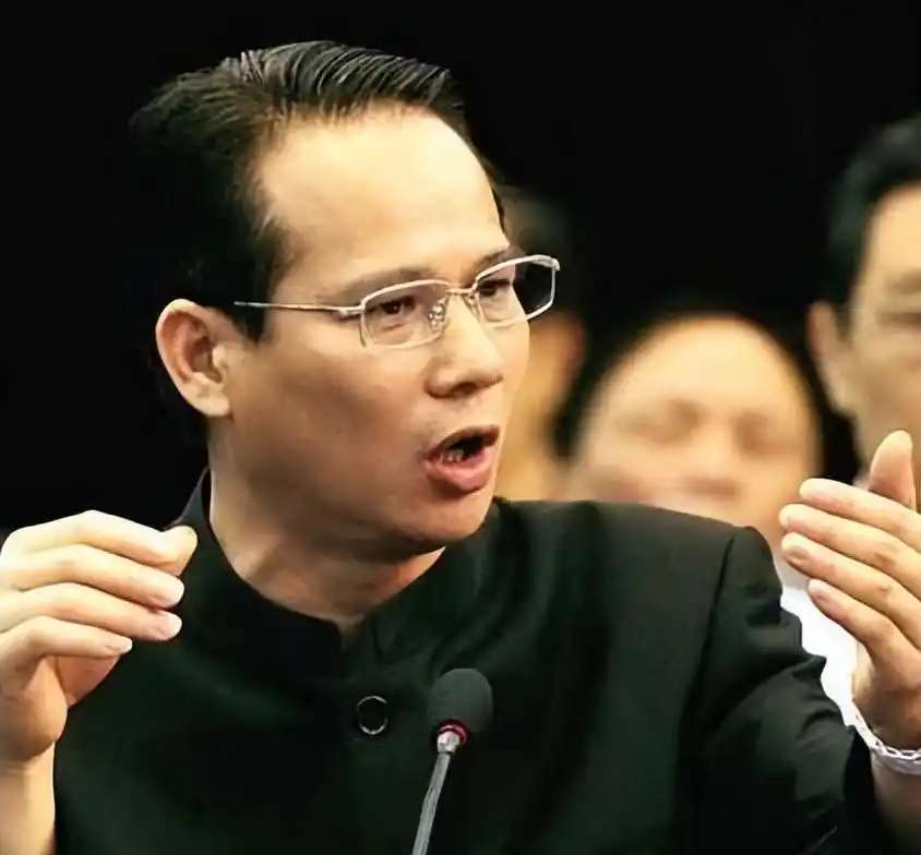 尖东恶霸李泰龙一生呼风唤雨,41岁当街血染鲜血淋漓惨遭残忍砍杀