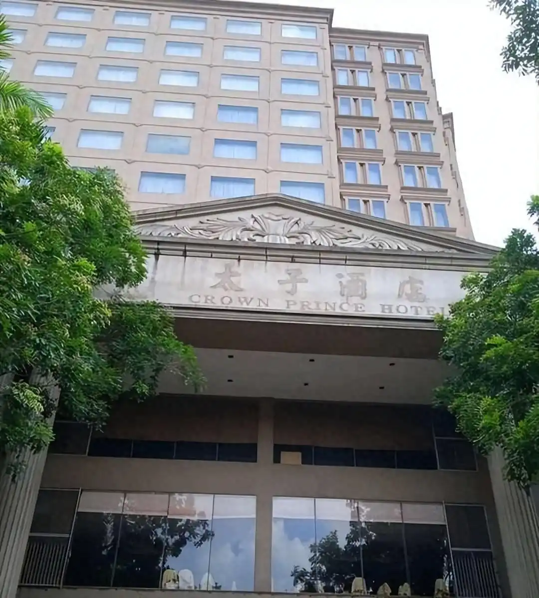 尖东恶霸李泰龙一生呼风唤雨,41岁当街血染鲜血淋漓惨遭残忍砍杀