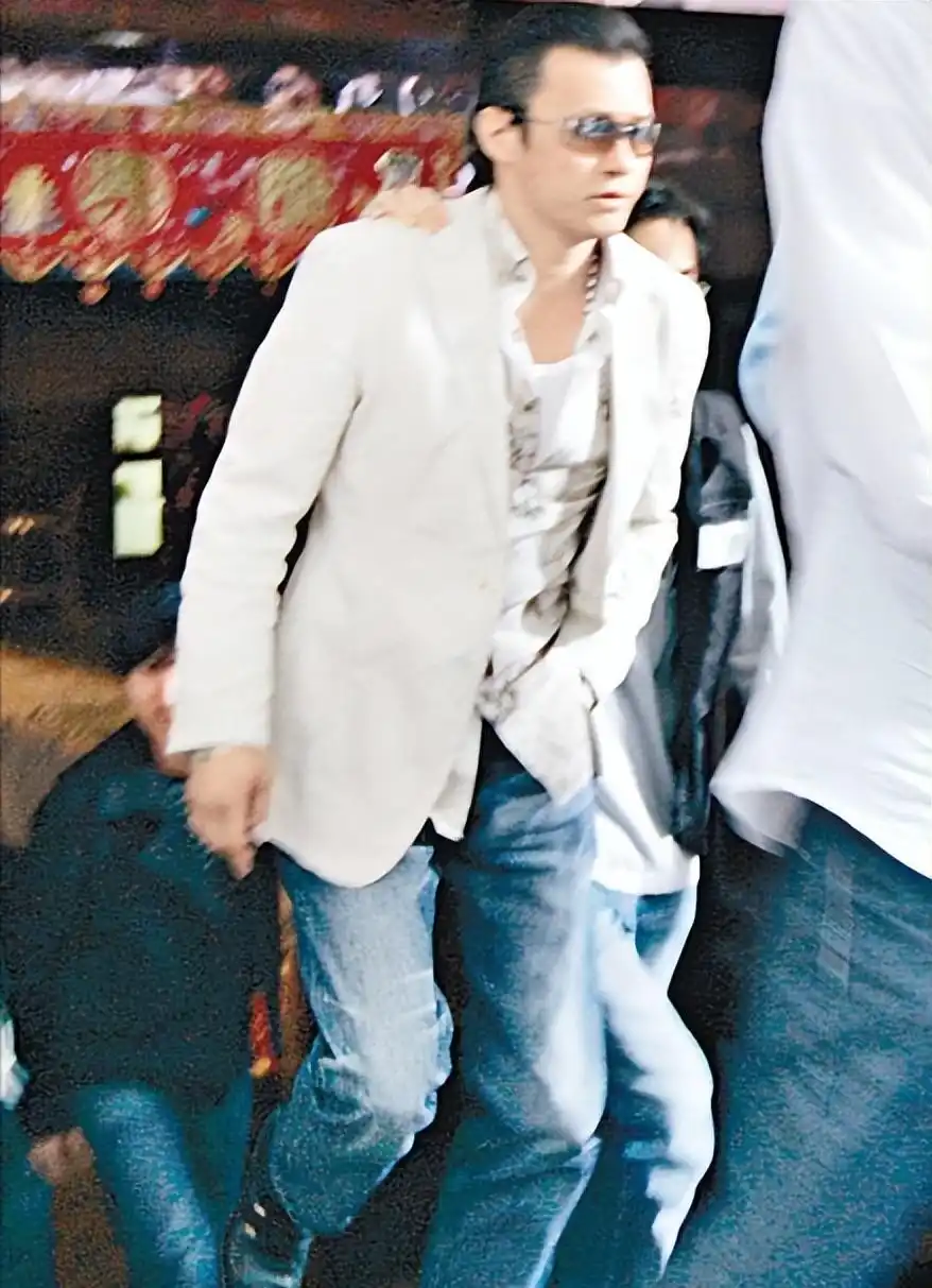 尖东恶霸李泰龙一生呼风唤雨,41岁当街血染鲜血淋漓惨遭残忍砍杀