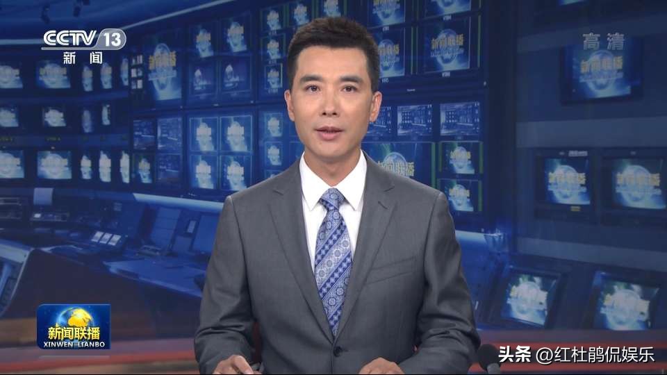 央视新闻主播位次调整，康辉稳居联播组首位，劳春燕成评论部门面