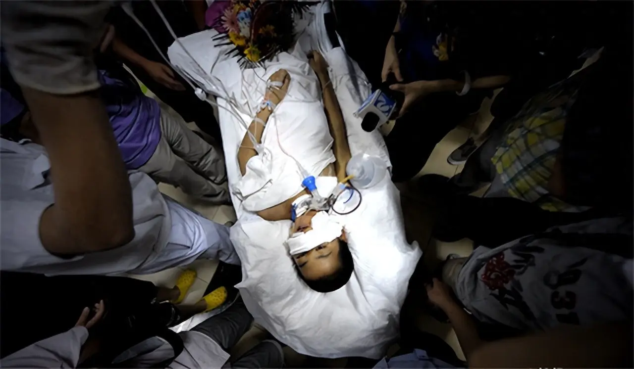 2012年,山东13岁男孩遭高压泵充气,内脏20处穿孔,医生无能为力