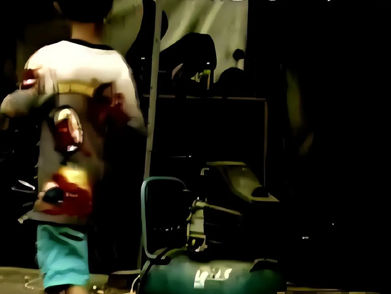 2012年,山东13岁男孩遭高压泵充气,内脏20处穿孔,医生无能为力