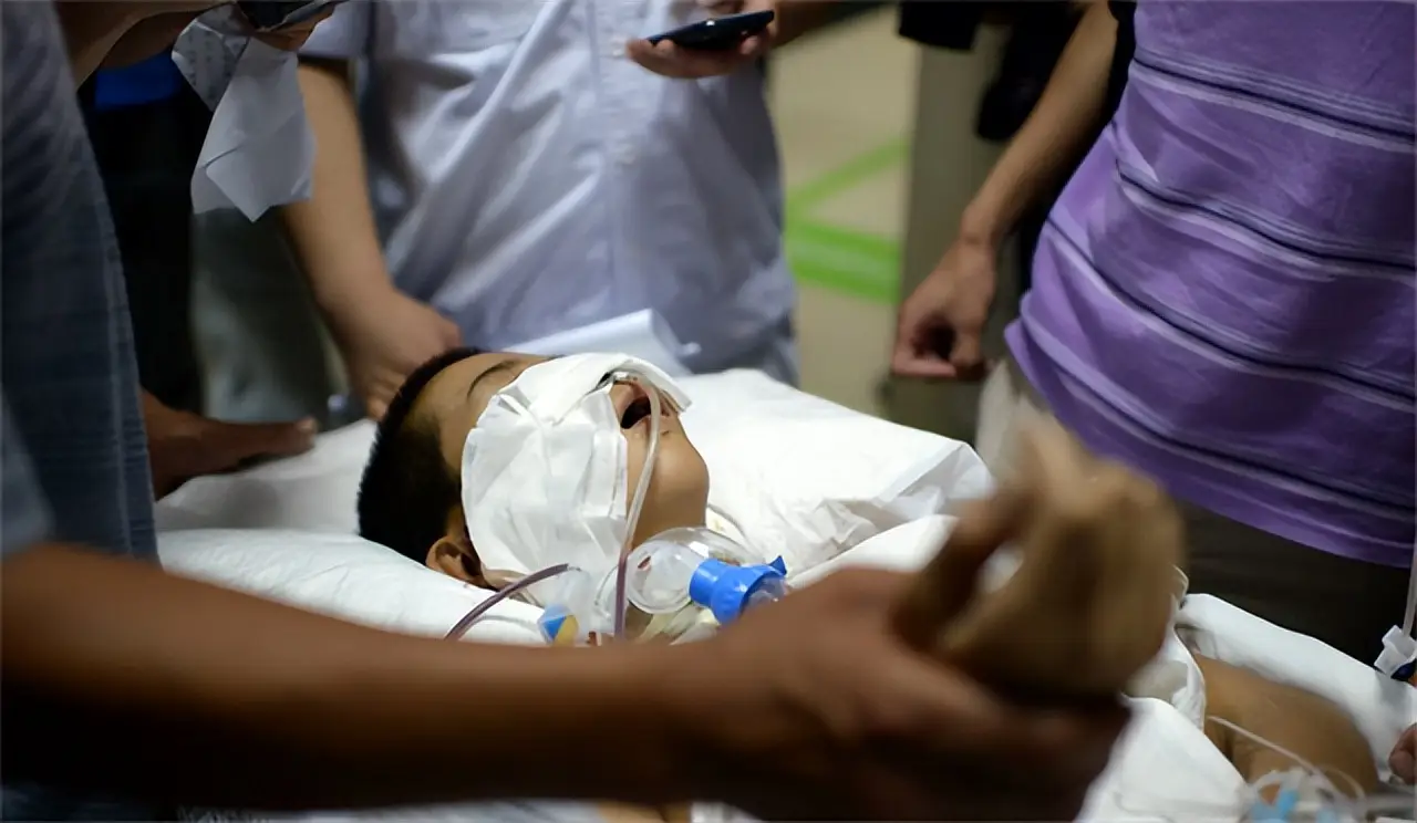 2012年,山东13岁男孩遭高压泵充气,内脏20处穿孔,医生无能为力