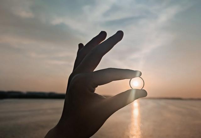 你是不是也有过这种时刻:朋友顺利转岗、同学副业起飞、同事求婚成功,而你刷着手机、心里堵得慌,忍不住问一句——凭什么?