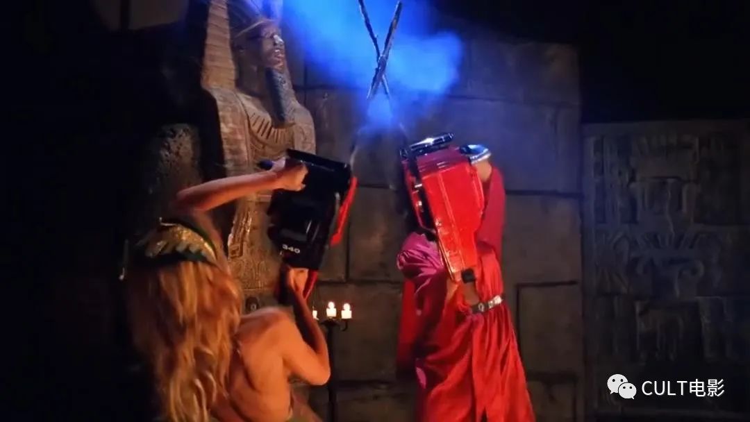 失足女郞 抄起了电锯