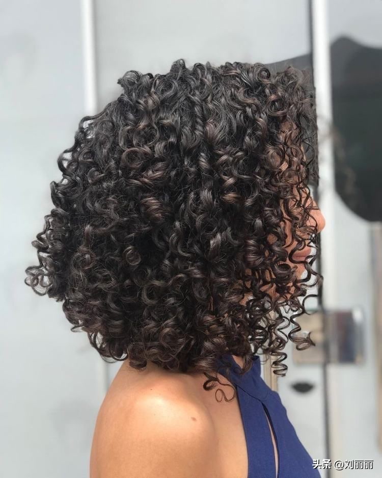 从好莱坞片场到街头,羊毛卷短发,凭什么成了复古审美的新刚需