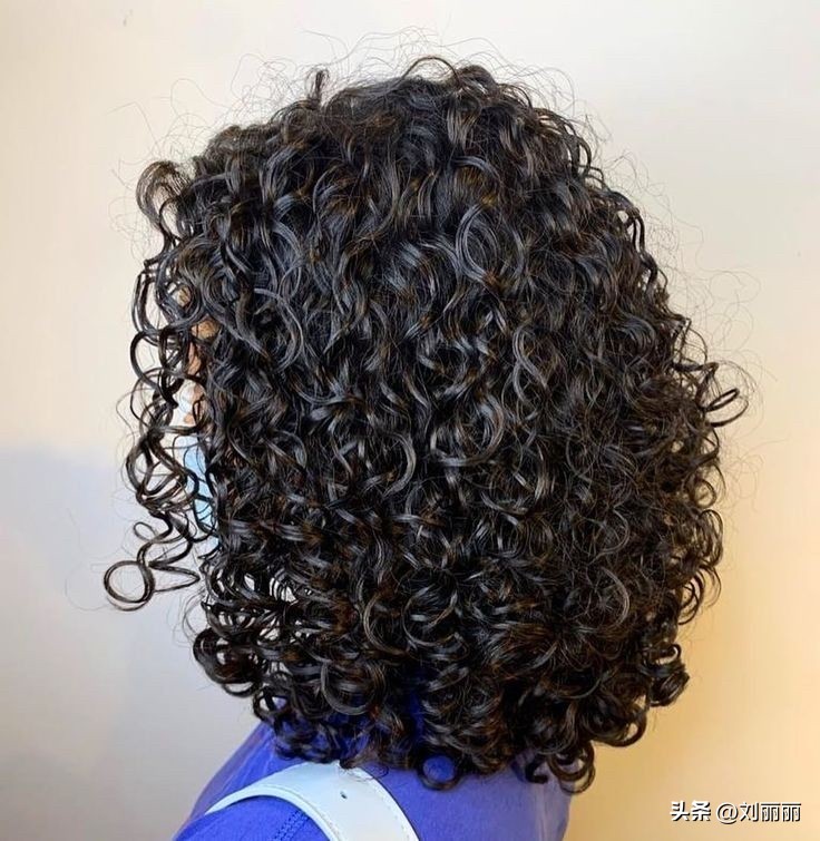 从好莱坞片场到街头,羊毛卷短发,凭什么成了复古审美的新刚需