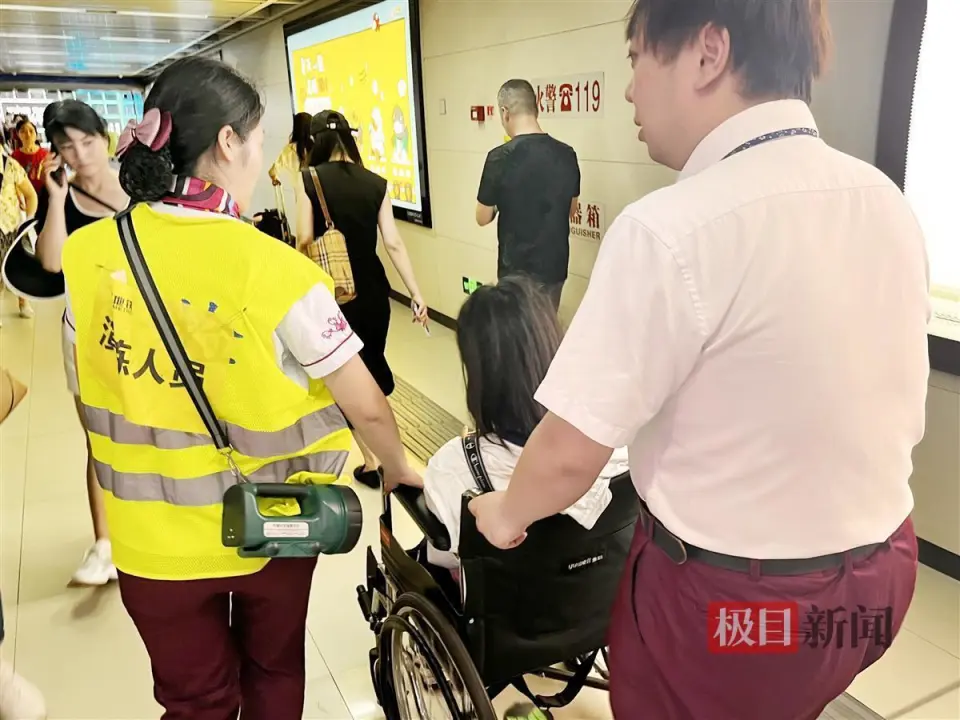 有人及时扶起，有人报告司机：武汉地铁2号线上一人晕倒，众人“集”救