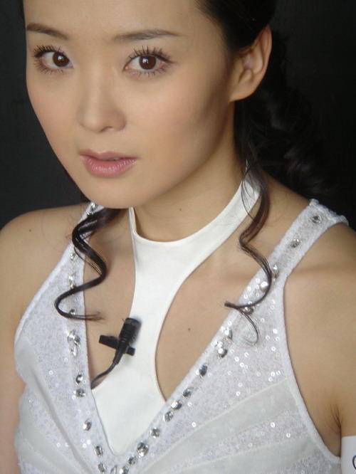 王艳带儿子上节目说:“我有3,000万的布加迪威龙,车库里还有7辆