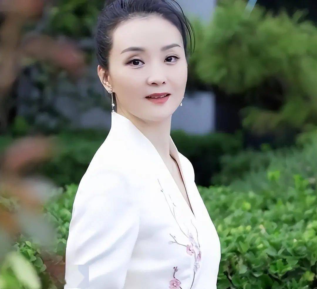 网传王艳豪宅被拍卖，以11亿起拍价无人理，富豪老公欠巨款玩失踪！