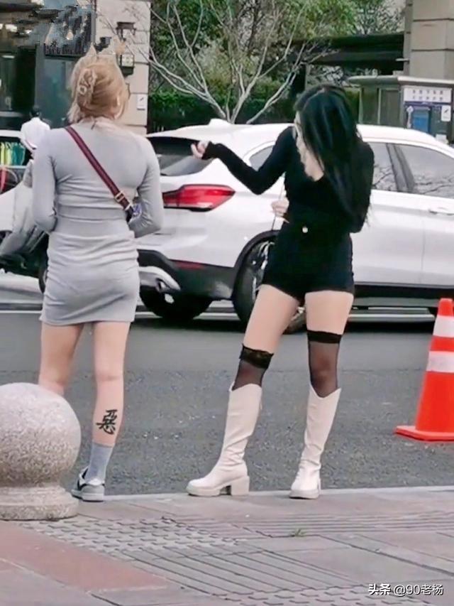 女子小腿纹身，“善恶”分两边，网友：这种女人不能娶