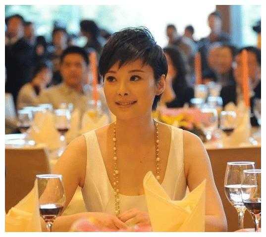 自1993年以来，徐威一直支持袁立12年