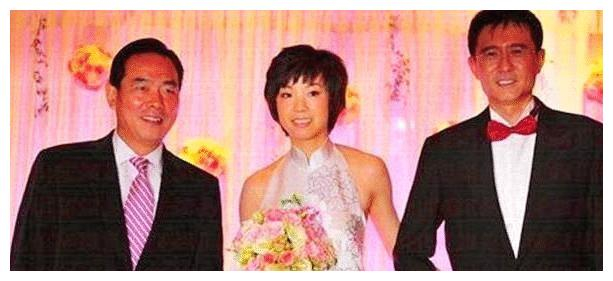 自1993年以来，徐威一直支持袁立12年