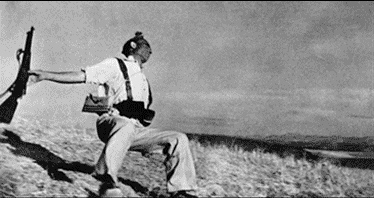 文汇记忆 | 他们拍摄了《中国保卫者》还有断壁残垣的伦敦，还有那个抱着酒瓶的男孩