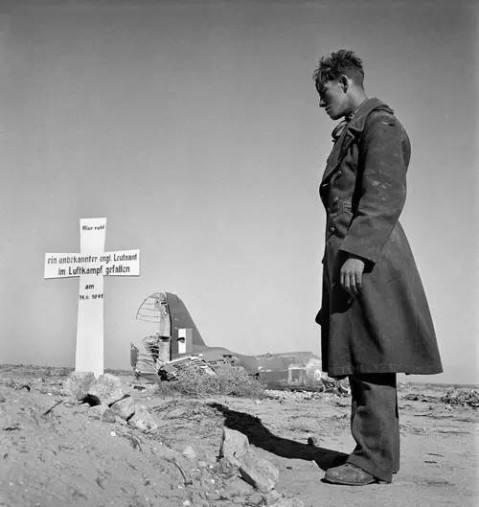 文汇记忆 | 他们拍摄了《中国保卫者》还有断壁残垣的伦敦，还有那个抱着酒瓶的男孩