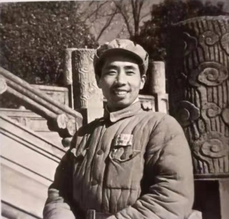 入城解放军睡在上海马路上的照片是谁拍的？他的革命生涯始于白雪照相馆