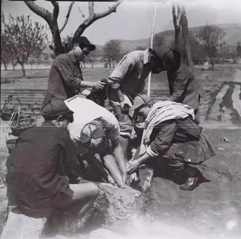 入城解放军睡在上海马路上的照片是谁拍的？他的革命生涯始于白雪照相馆