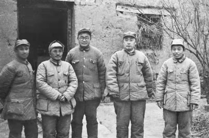 入城解放军睡在上海马路上的照片是谁拍的？他的革命生涯始于白雪照相馆