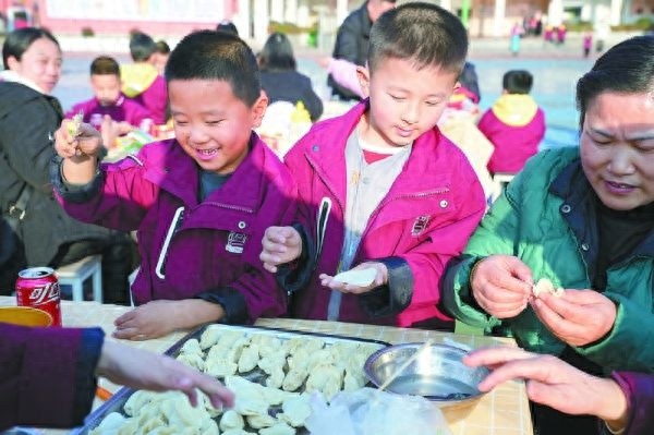众人同乐包饺子 民俗文化暖校园