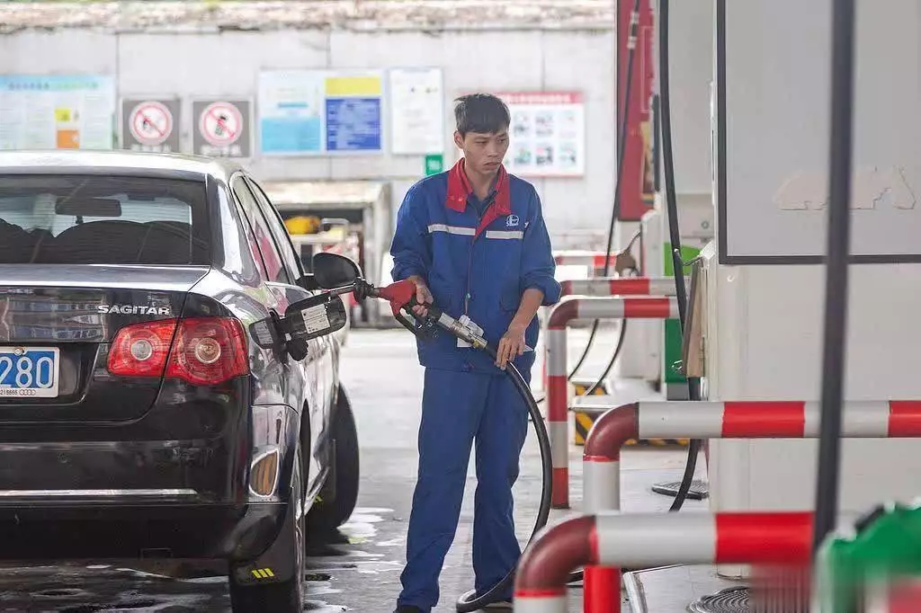 汽车加油小窍门：每次都把油箱加满，好处多多！