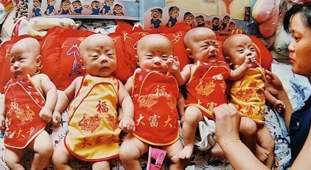 中国首例五胞胎长大了，父亲却过劳去世，现状令人唏嘘…