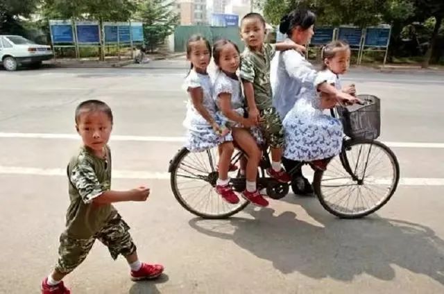 中国首例五胞胎长大了，父亲却过劳去世，现状令人唏嘘…