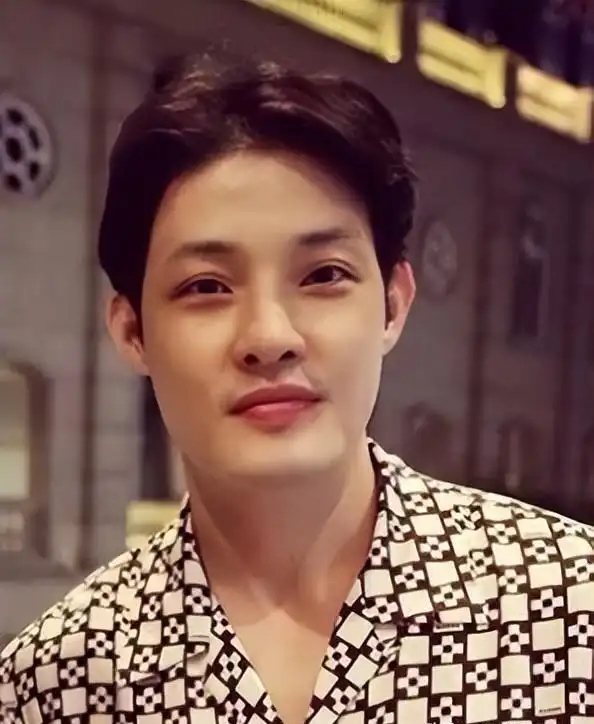 老戏骨寇世勋晒父子合照，儿子高大帅气，被赞比父亲还帅