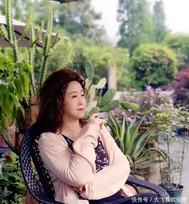 张国立前妻情感经历：丈夫变心后选择成全，晚年独居生活平静