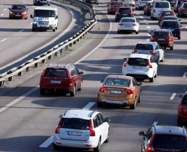 大多人开高速都只带水，这可不行！教你3个方法，自驾长途更舒适