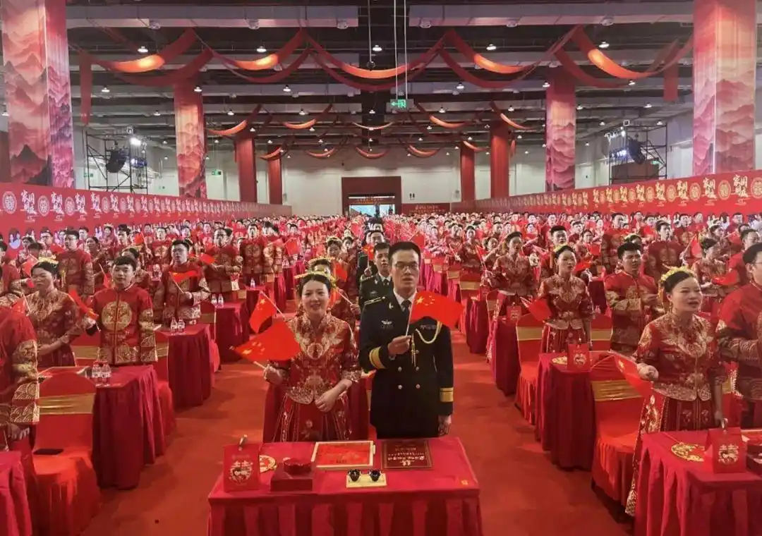 家国同庆 见证幸福｜恭喜，他们结婚了！婚礼现场掠影→