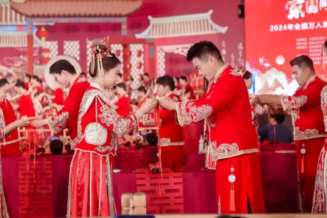 家国同庆 见证幸福｜恭喜，他们结婚了！婚礼现场掠影→