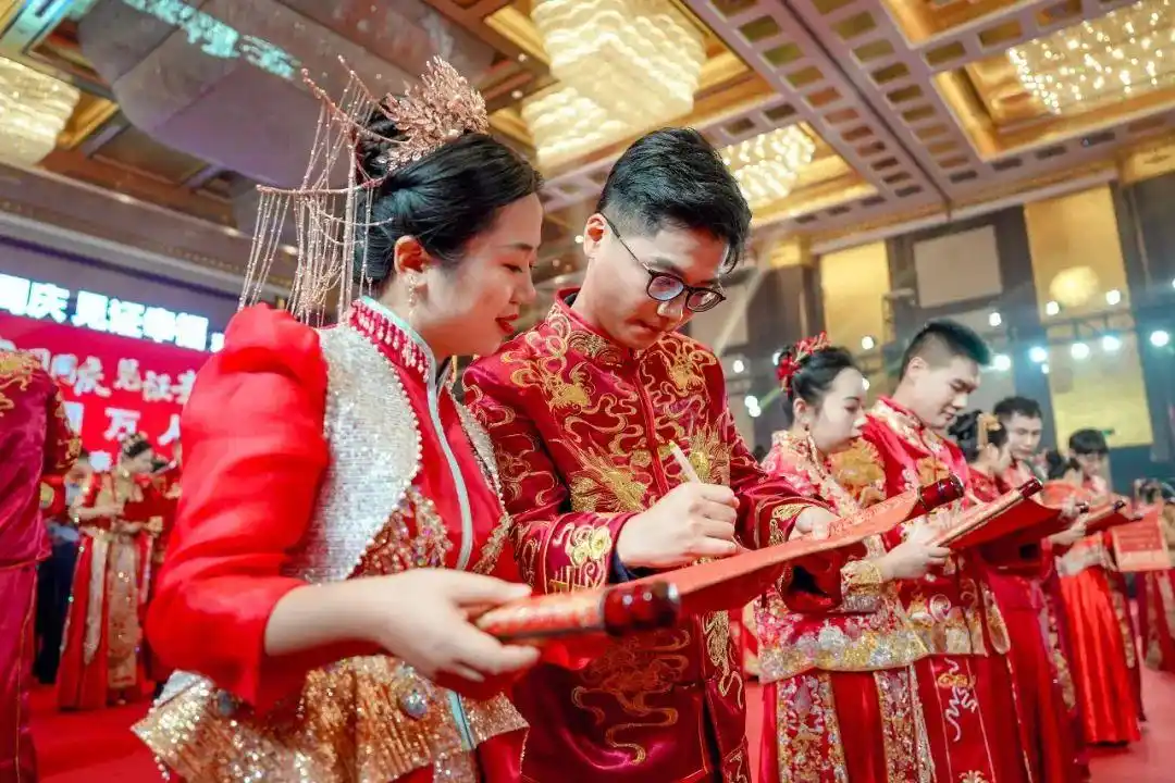 家国同庆 见证幸福｜恭喜，他们结婚了！婚礼现场掠影→