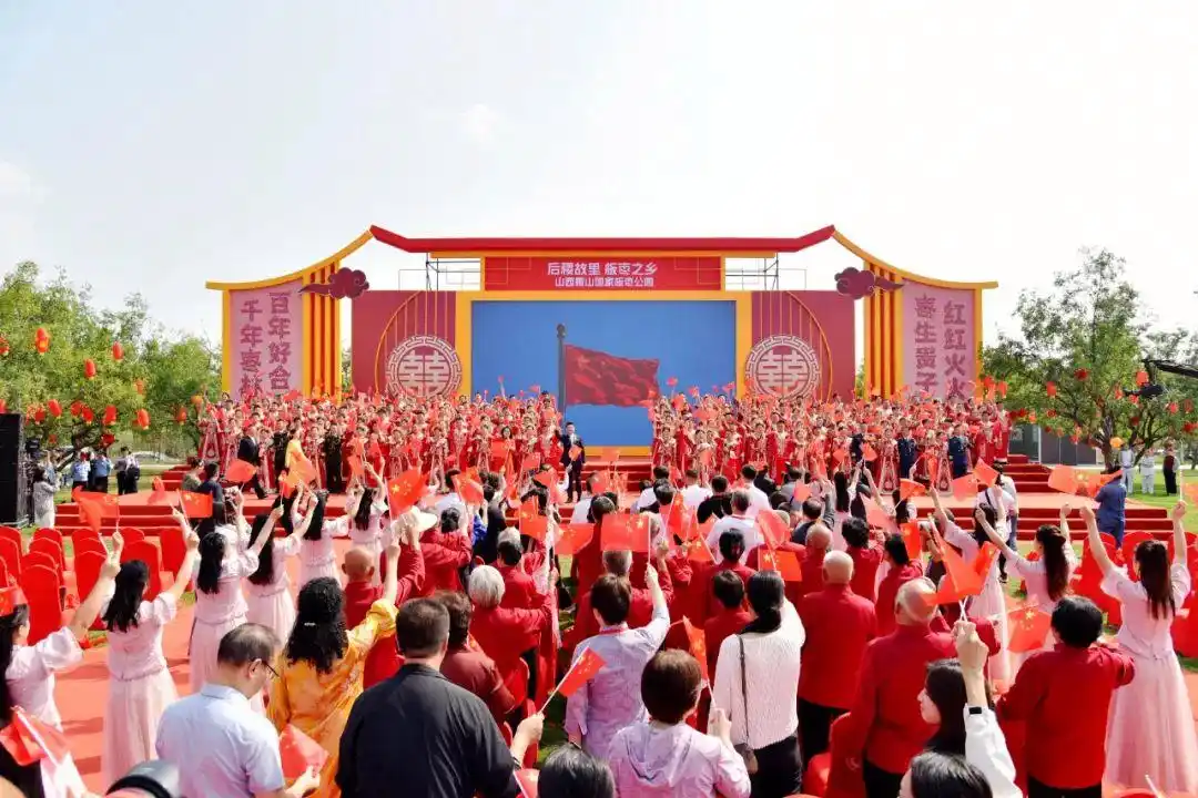 家国同庆 见证幸福｜恭喜，他们结婚了！婚礼现场掠影→