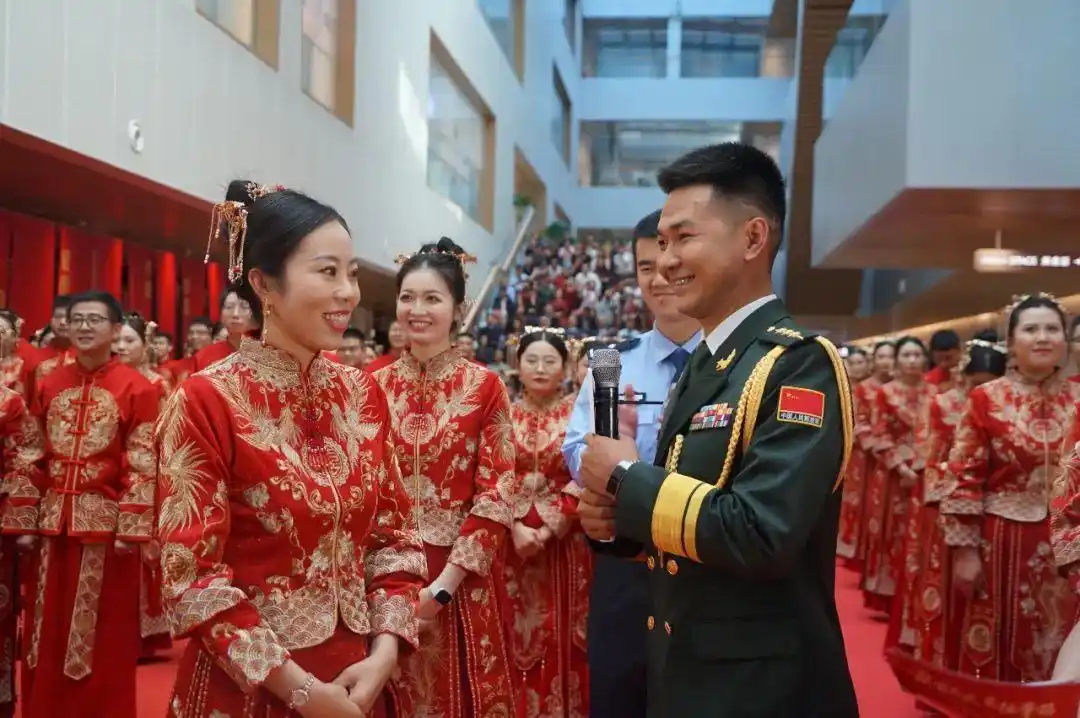 家国同庆 见证幸福｜恭喜，他们结婚了！婚礼现场掠影→