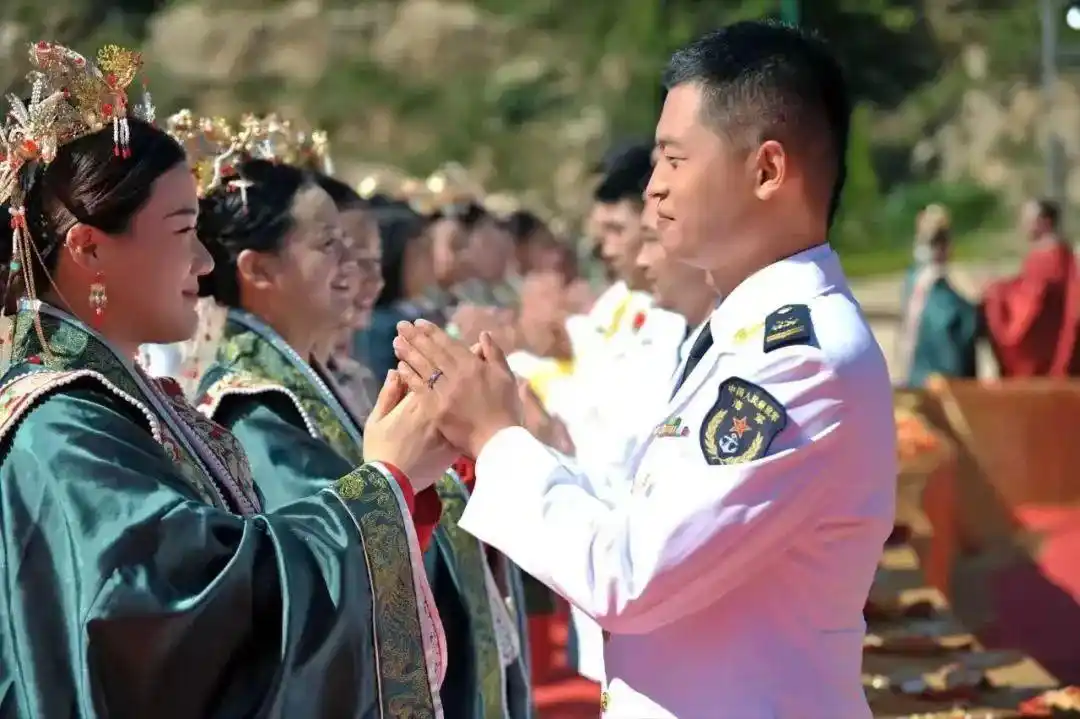 家国同庆 见证幸福｜恭喜，他们结婚了！婚礼现场掠影→