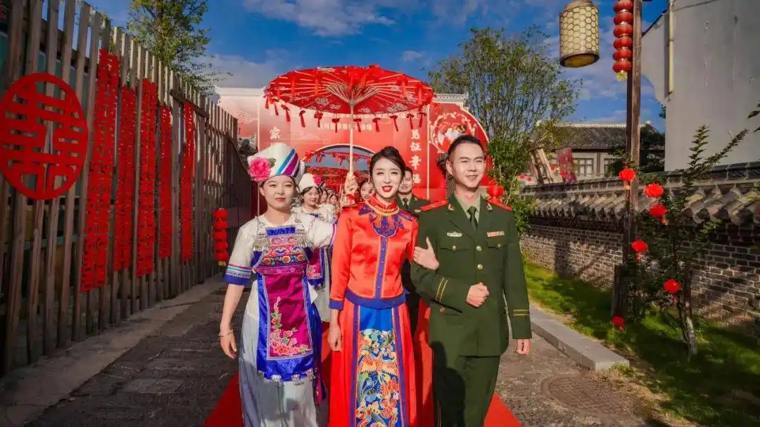 家国同庆 见证幸福｜恭喜，他们结婚了！婚礼现场掠影→