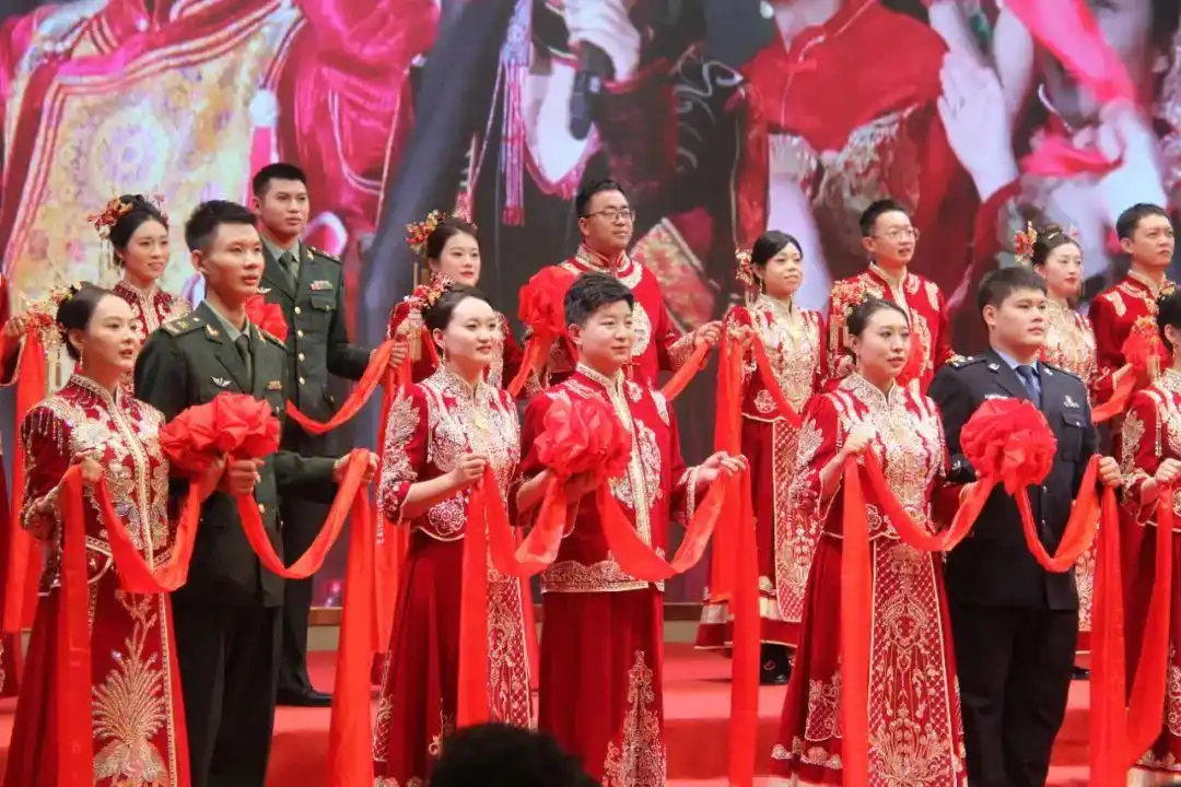 家国同庆 见证幸福｜恭喜，他们结婚了！婚礼现场掠影→