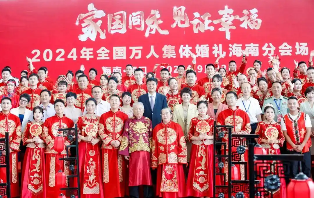 家国同庆 见证幸福｜恭喜，他们结婚了！婚礼现场掠影→