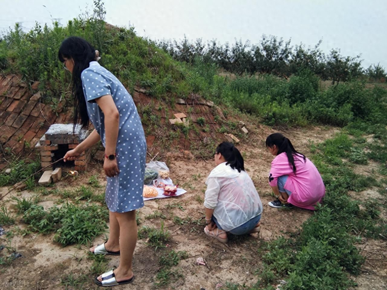 农村上坟很有讲究,要“先拜后土,再拜祖先”,啥是“后土”?