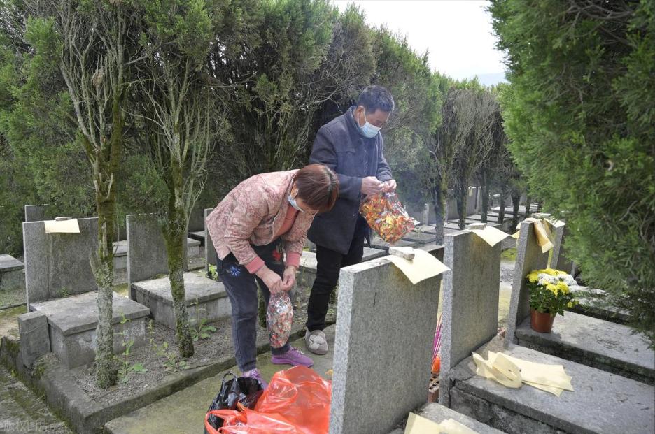 农村上坟很有讲究,要“先拜后土,再拜祖先”,啥是“后土”?