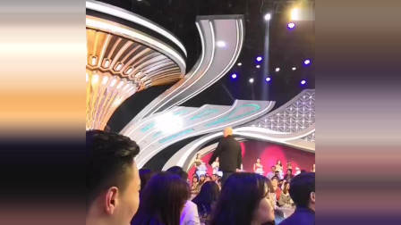 非诚勿扰：富豪假装穷小子来相亲，美女却不嫌弃爆灯倒追，孟非：很有眼光！