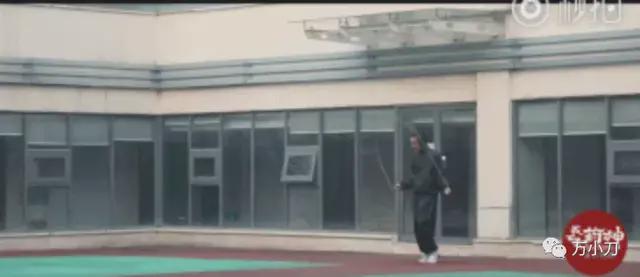 最穷卡里只剩100万，敢怼王家卫的新电影，他到底哪里来的勇气？