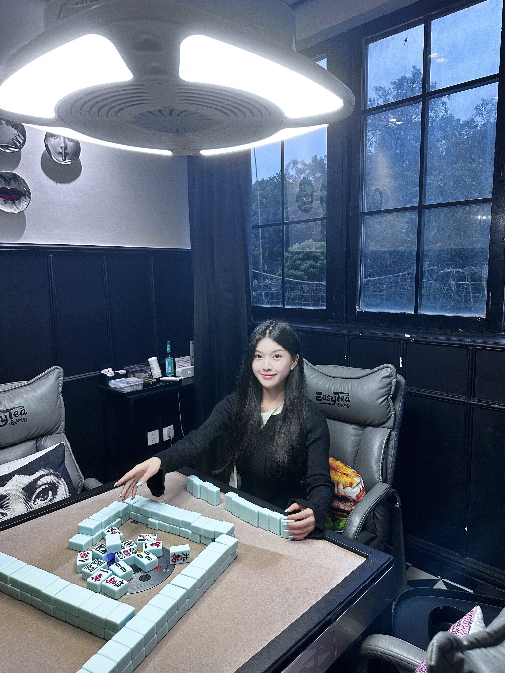 向涵之棋牌室抽烟被拍！温婉医女人设碎成麻将牌网友：烟雾战术？