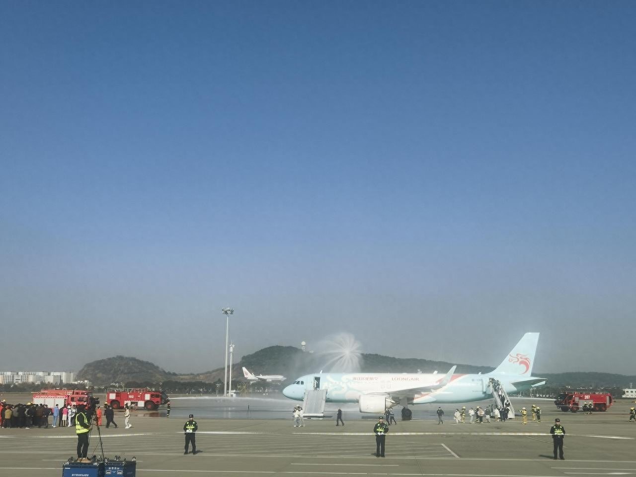 机器狗、直升机上阵 杭州机场举行大型航空器应急救援演练