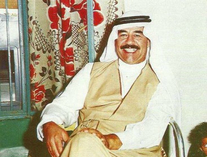 萨达姆死时伊拉克人欢呼雀跃，葬礼却万人送行，原来是因为这个