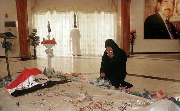 萨达姆死时伊拉克人欢呼雀跃，葬礼却万人送行，原来是因为这个