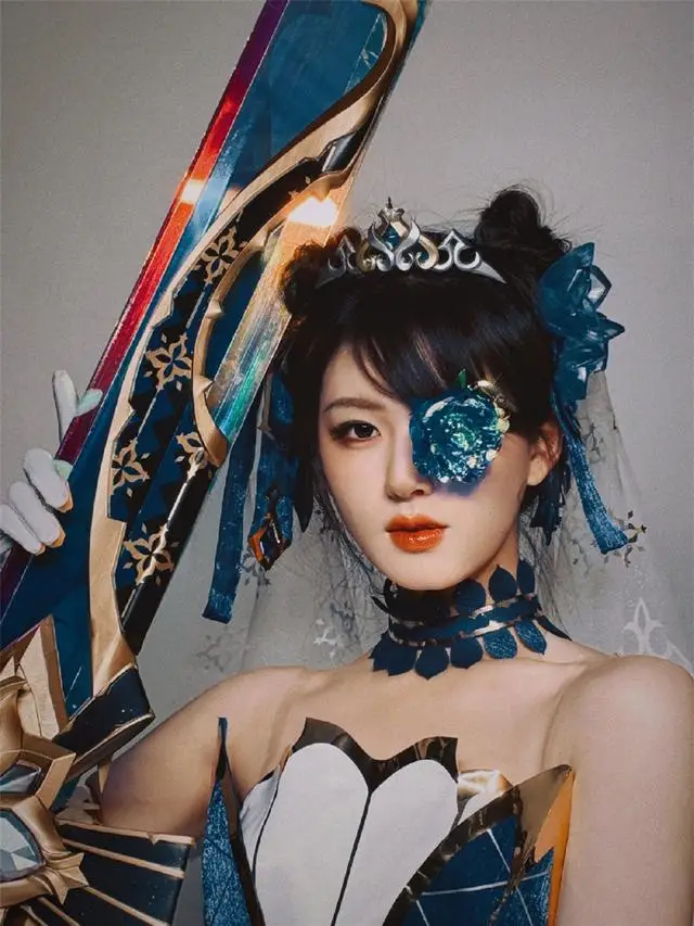 赵露思新代言风波：cos格温引发网友争议，被指不尊重原作